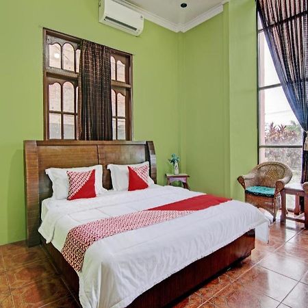 Oyo 92551 Netra Hotel Ujunbatu Extérieur photo