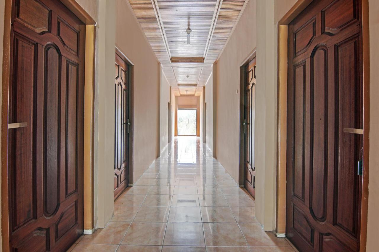 Oyo 92551 Netra Hotel Ujunbatu Extérieur photo
