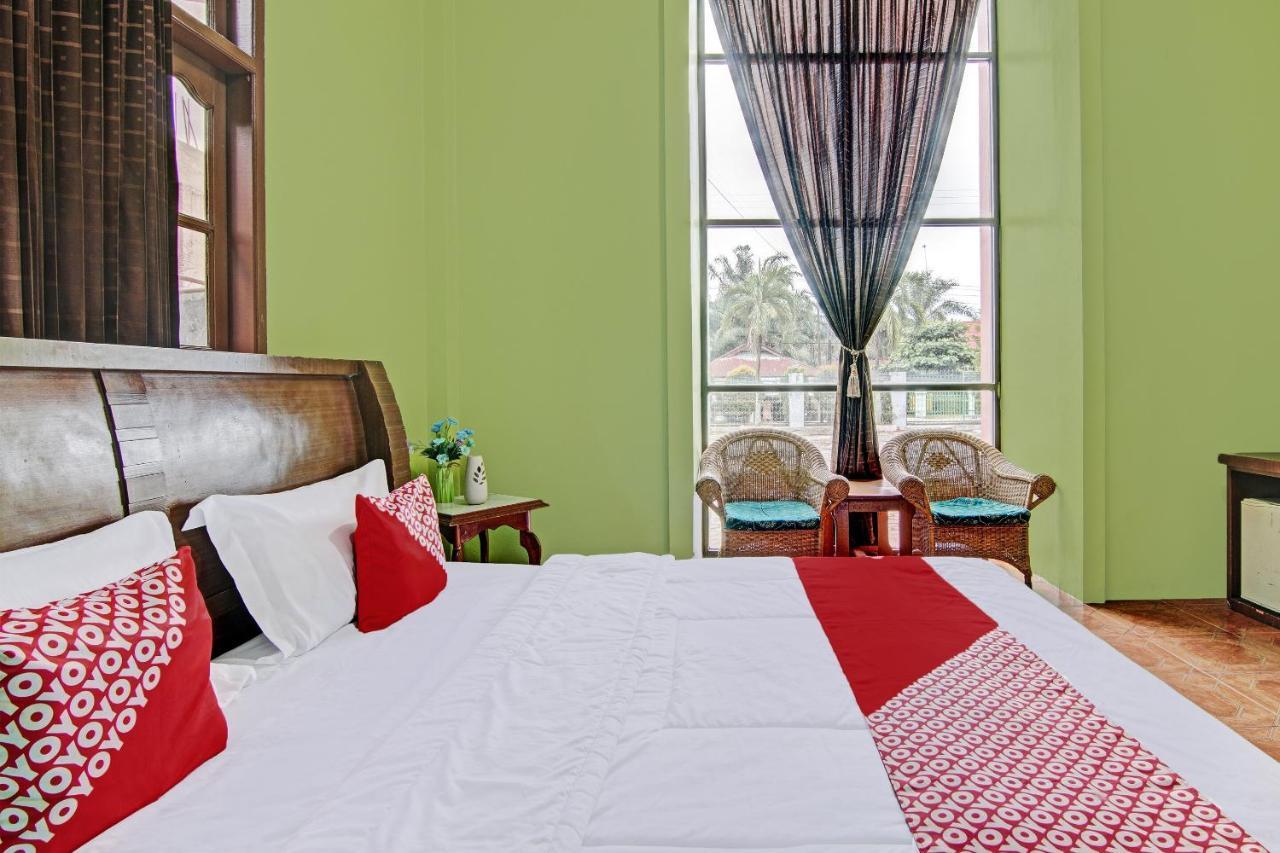 Oyo 92551 Netra Hotel Ujunbatu Extérieur photo
