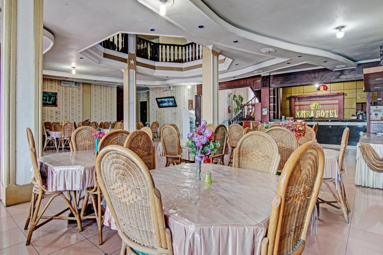 Oyo 92551 Netra Hotel Ujunbatu Extérieur photo