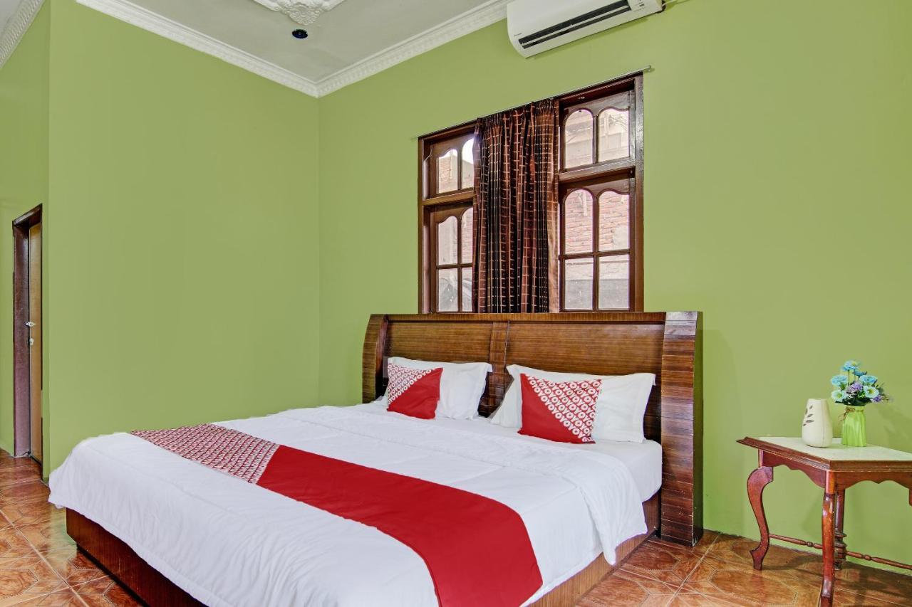 Oyo 92551 Netra Hotel Ujunbatu Extérieur photo