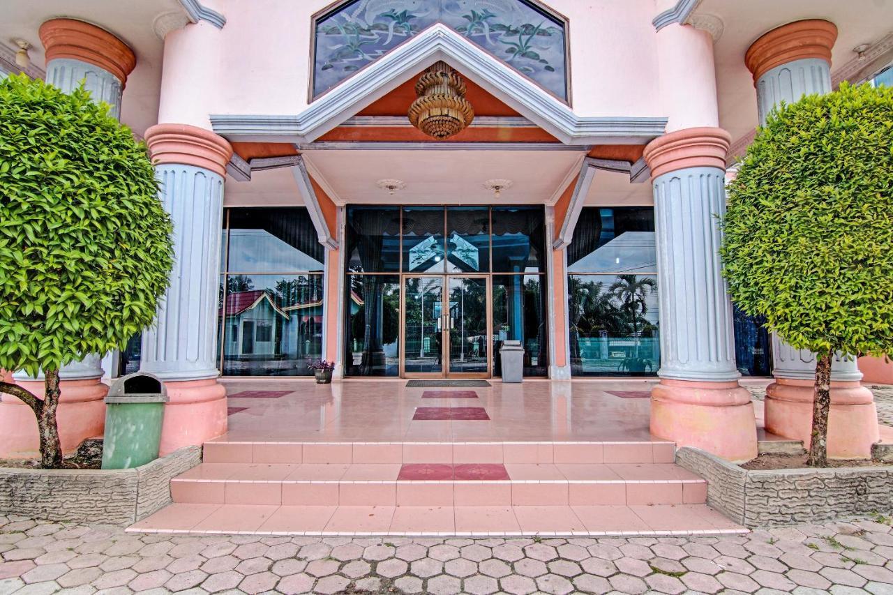 Oyo 92551 Netra Hotel Ujunbatu Extérieur photo