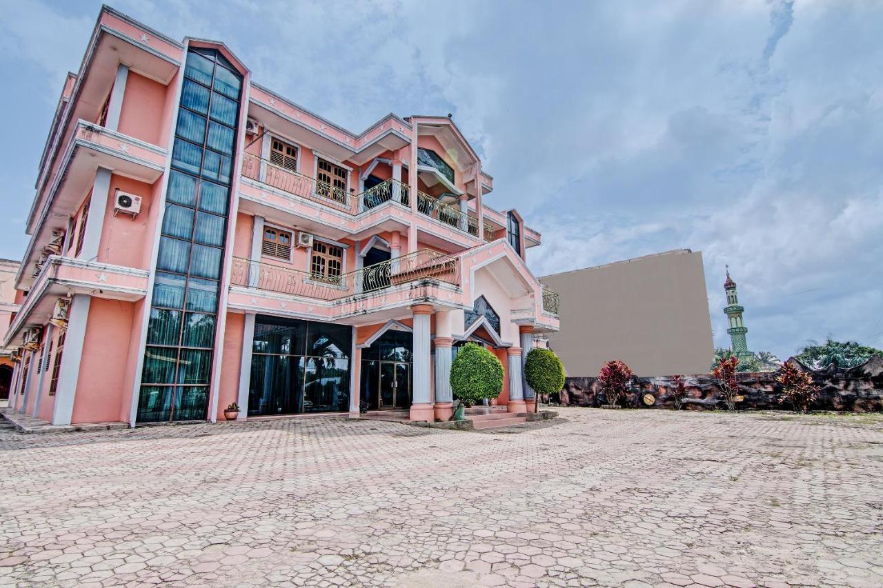 Oyo 92551 Netra Hotel Ujunbatu Extérieur photo