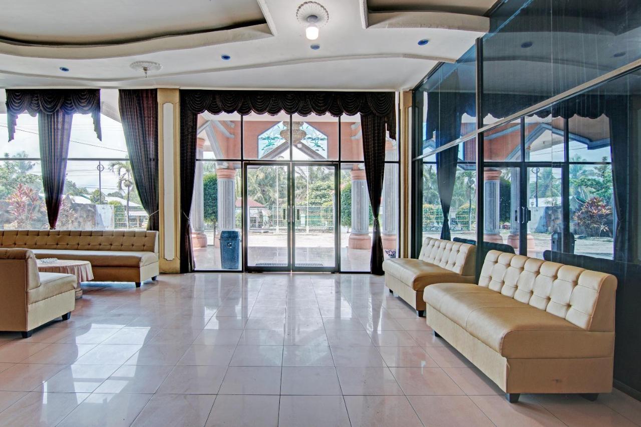Oyo 92551 Netra Hotel Ujunbatu Extérieur photo