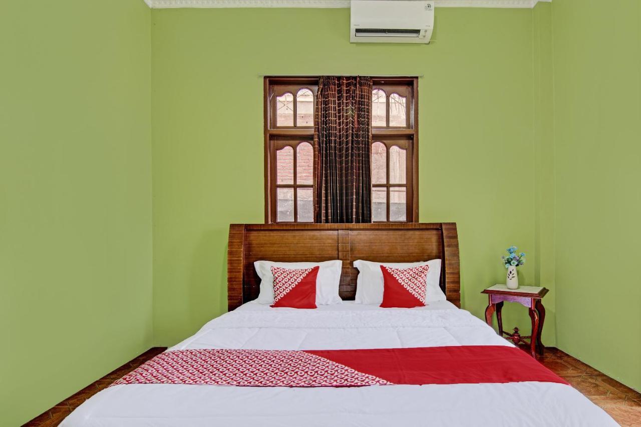Oyo 92551 Netra Hotel Ujunbatu Extérieur photo