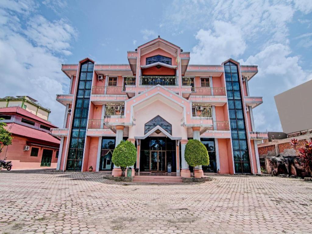 Oyo 92551 Netra Hotel Ujunbatu Extérieur photo