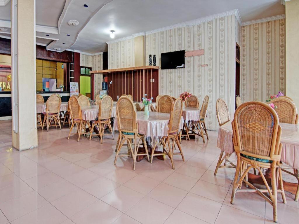 Oyo 92551 Netra Hotel Ujunbatu Extérieur photo