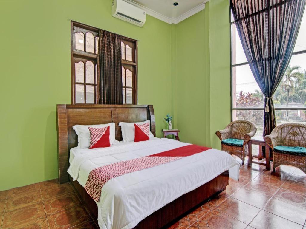 Oyo 92551 Netra Hotel Ujunbatu Extérieur photo