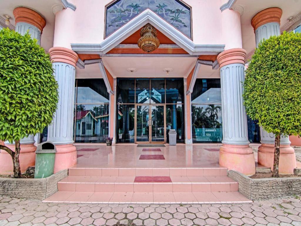 Oyo 92551 Netra Hotel Ujunbatu Extérieur photo